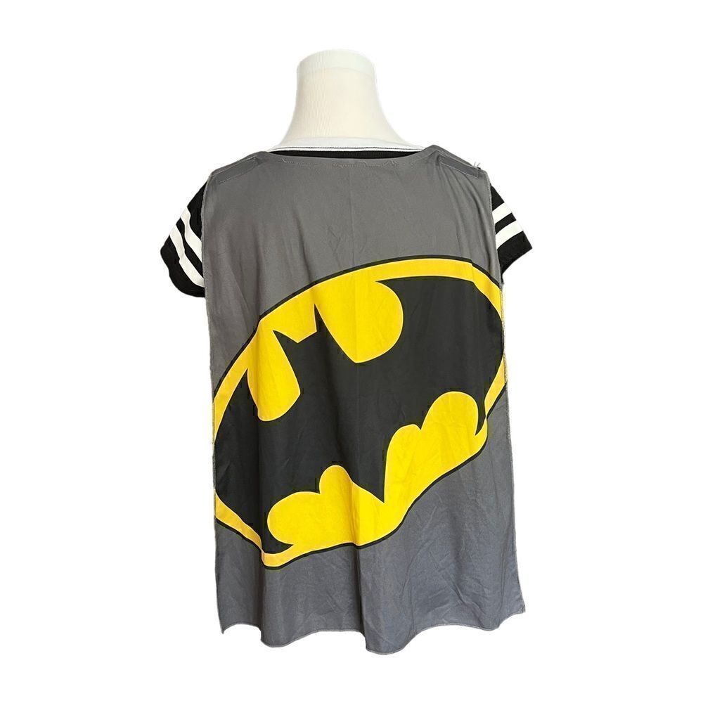 DC Comics Batman T-Shirt Detachable Cape Sz Large Jrs - Picture 3 of 6